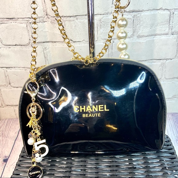 Chanel crossbody cosmetic bag from beauty line with handmade bag charm keychain - Picture 3 of 13